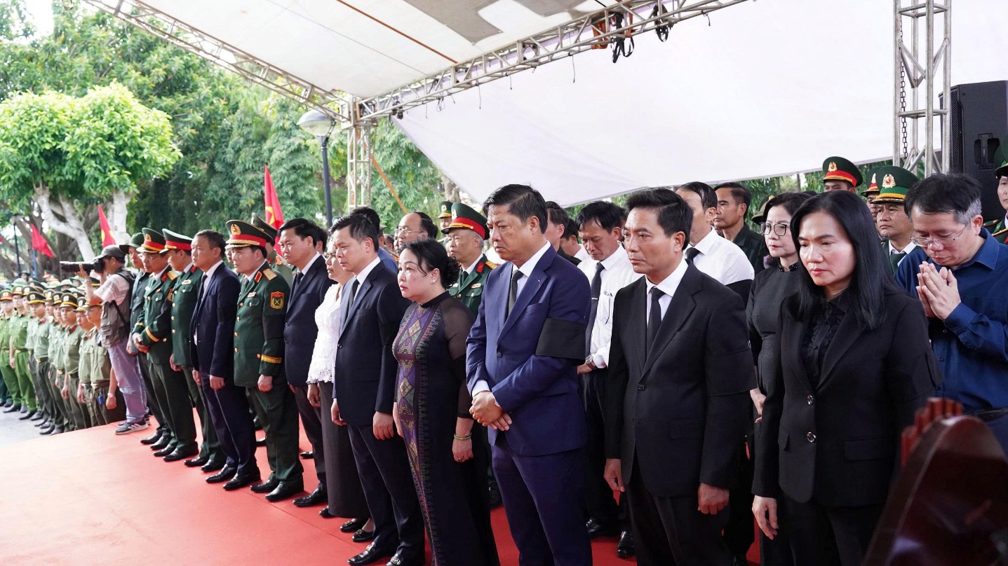 Phó Chủ tịch Quốc hội Nguyễn Doãn Anh dự Lễ truy điệu, an táng 27 hài cốt liệt sĩ quân tình nguyện và chuyên gia Việt Nam hy sinh tại Campuchia tại tỉnh Đắk Lắk